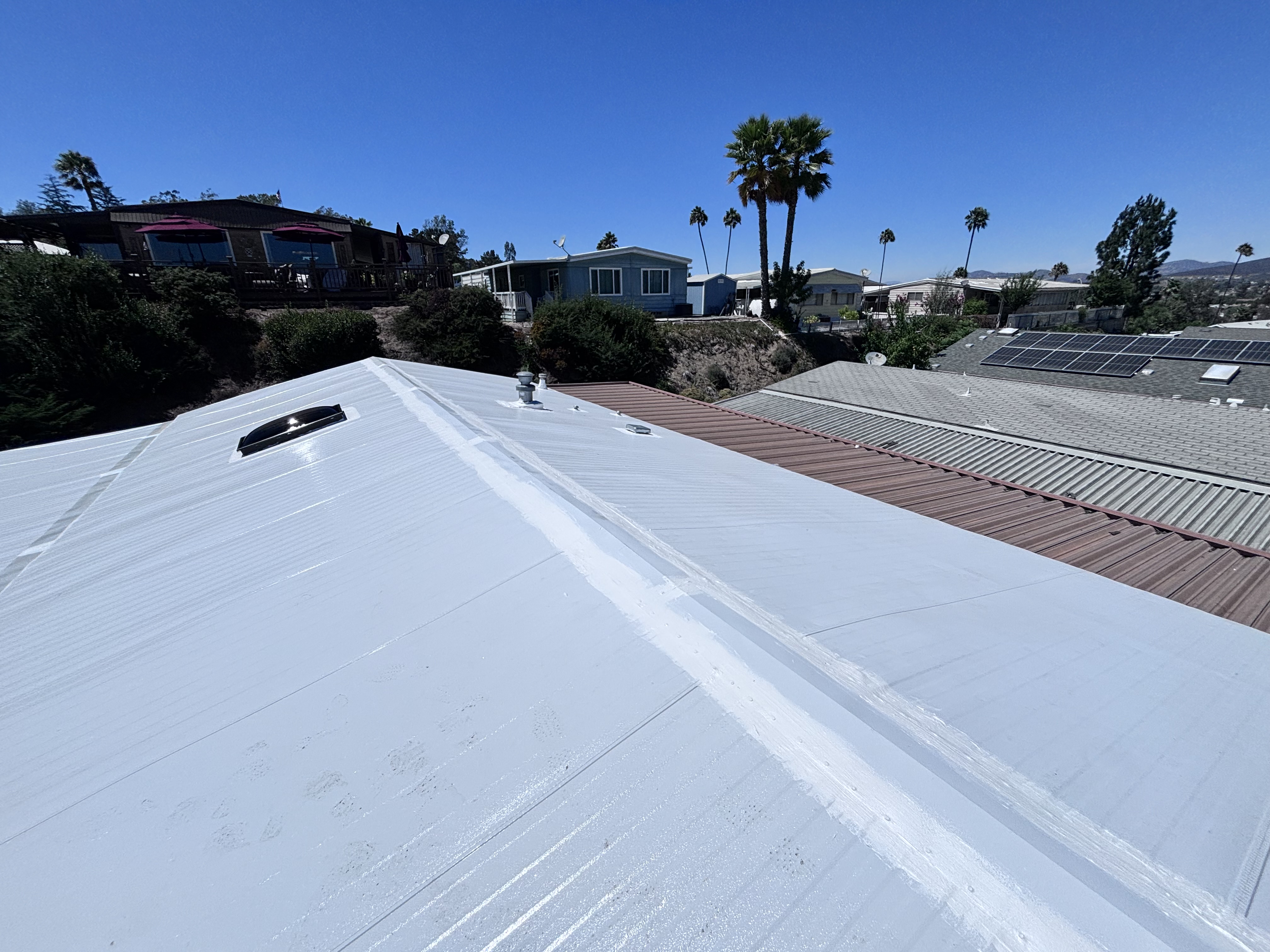 New white metal mobile home roof after Cal Star installation